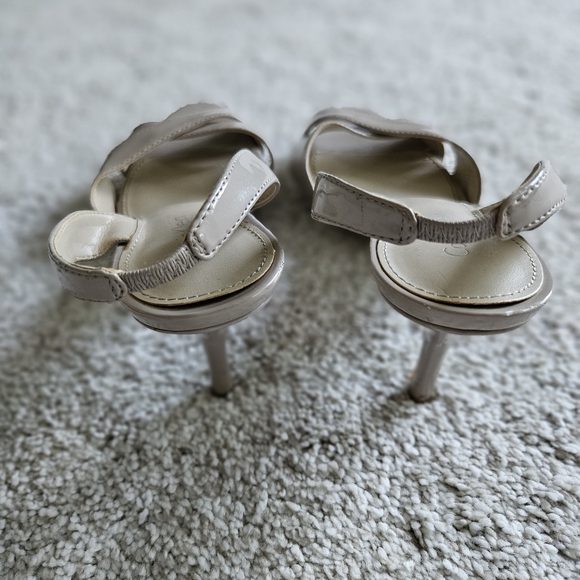 CALVIN KLEIN Tan patent leather heels...size 6.5 - Picture 3 of 7